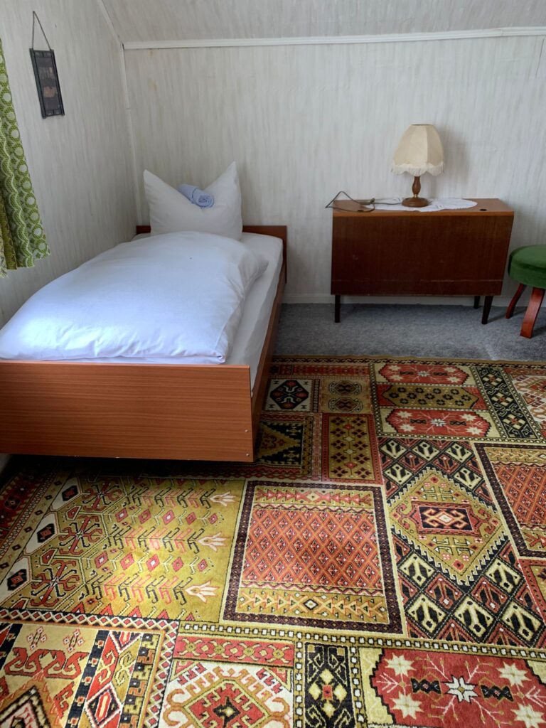 Zimmer 6 mit Bett