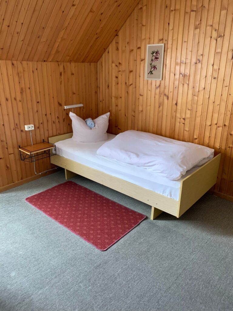 Zimmer 7 mit Bett